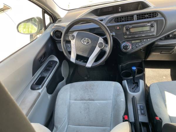 2013 Toyota Prius C One — photo 6