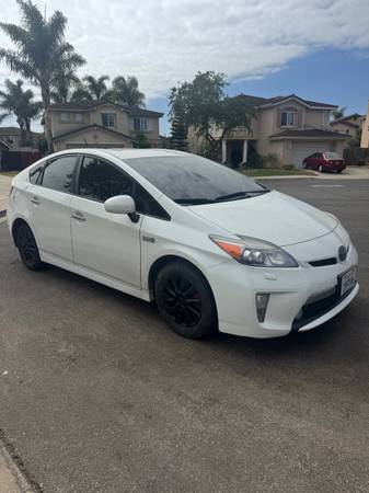 2013 Toyota Prius Two 5dr Hatchback CVT — photo 2
