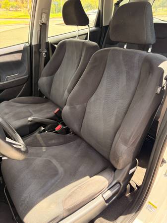 2011 Honda FIT Sport 4dr Front-wheel Drive Hatchback Manual — photo 8