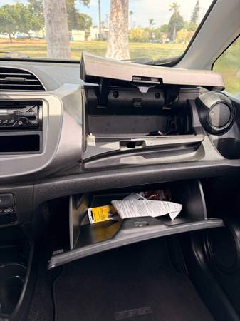 2011 Honda FIT Sport 4dr Front-wheel Drive Hatchback Manual — photo 11