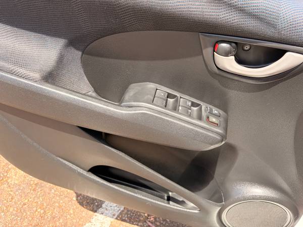 2011 Honda FIT Sport 4dr Front-wheel Drive Hatchback Manual — photo 12