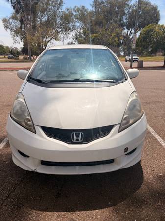 2011 Honda FIT Sport 4dr Front-wheel Drive Hatchback Manual — photo 2