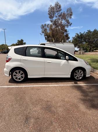 2011 Honda FIT Sport 4dr Front-wheel Drive Hatchback Manual — photo 4