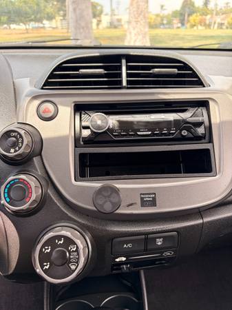 2011 Honda FIT Sport 4dr Front-wheel Drive Hatchback Manual — photo 10