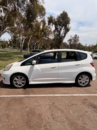 2011 Honda FIT Sport 4dr Front-wheel Drive Hatchback Manual — photo 1