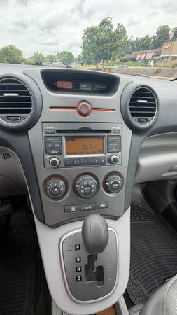2010 KIA Rondo LX 4dr Wagon Automatic — photo 6