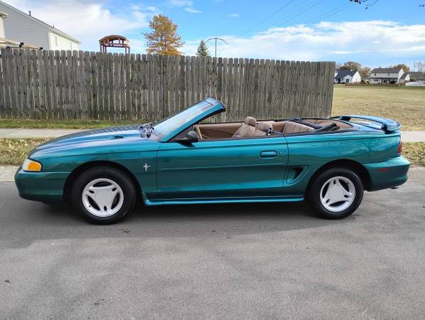 1997 Ford Mustang Base — photo 1