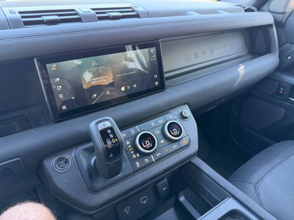 2023 Land Rover Defender X-Dynamic SE — photo 12