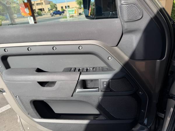 2023 Land Rover Defender X-Dynamic SE — photo 11