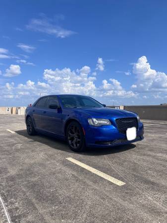 2020 Chrysler 300 Touring — photo 7