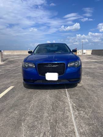 2020 Chrysler 300 Touring — photo 1