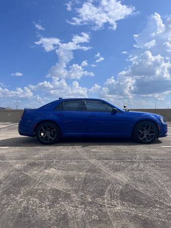 2020 Chrysler 300 Touring — photo 6