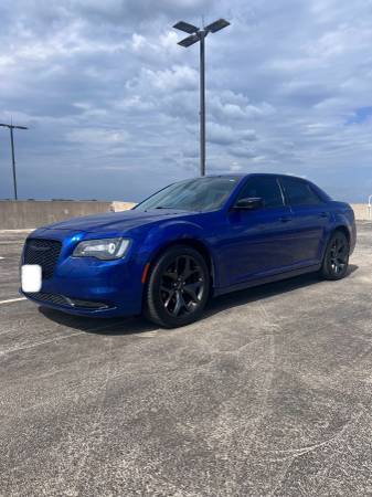 2020 Chrysler 300 Touring — photo 2