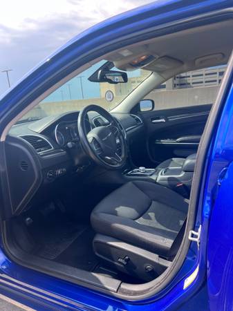 2020 Chrysler 300 Touring — photo 11
