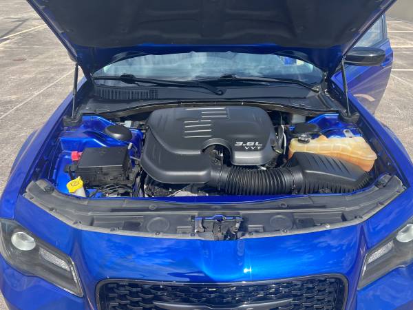 2020 Chrysler 300 Touring — photo 8
