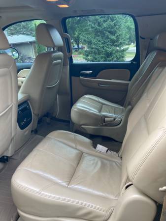 2007 Chevrolet Suburban 1500 LT 4x4 Automatic — photo 8
