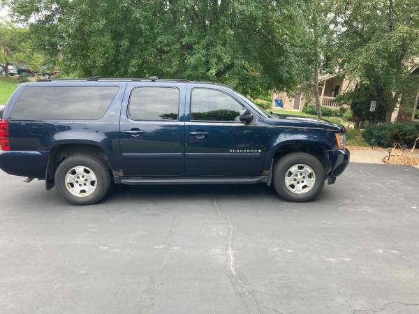 2007 Chevrolet Suburban 1500 LT 4x4 Automatic — photo 4