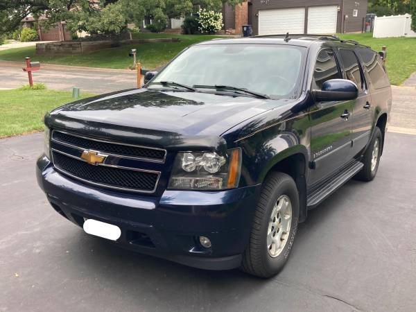 2007 Chevrolet Suburban 1500 LT 4x4 Automatic — photo 1