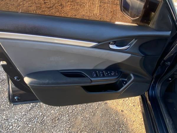 2017 Honda Civic LX 4dr Hatchback CVT — photo 10