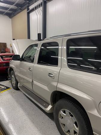 2005 Cadillac Escalade Base 4x2 Automatic — photo 4
