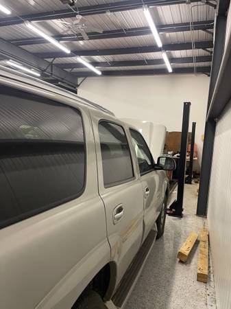 2005 Cadillac Escalade Base 4x2 Automatic — photo 2