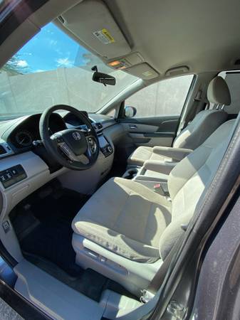 2016 Honda Odyssey LX Passenger Van Automatic — photo 8