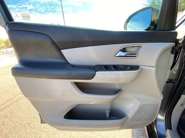 2016 Honda Odyssey LX Passenger Van Automatic — photo 9
