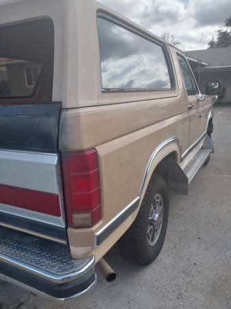 1984 Ford Bronco XLT 2dr 4WD SUV — photo 11