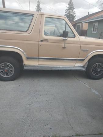 1984 Ford Bronco XLT 2dr 4WD SUV — photo 9