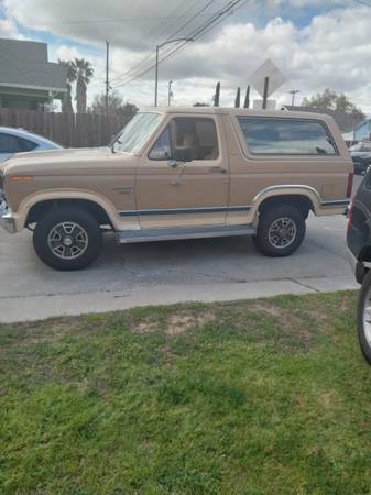 1984 Ford Bronco XLT 2dr 4WD SUV — photo 10