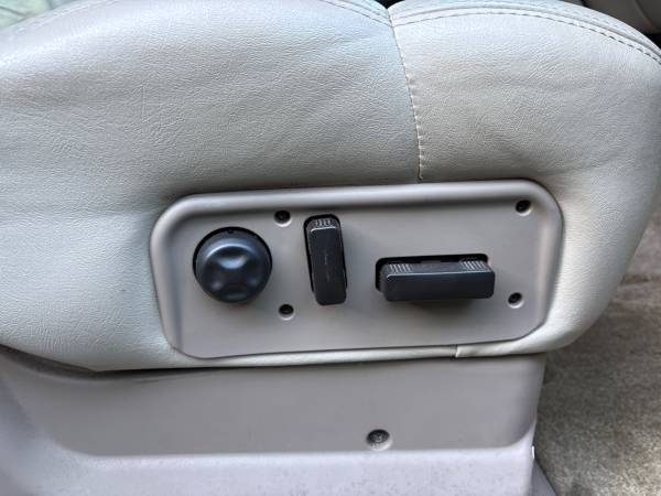 2002 Chevrolet Suburban 2500 LT 4dr 4x2 Automatic — photo 9
