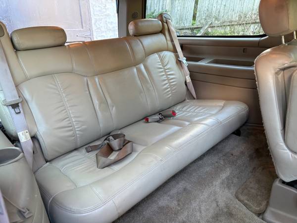 2002 Chevrolet Suburban 2500 LT 4dr 4x2 Automatic — photo 6