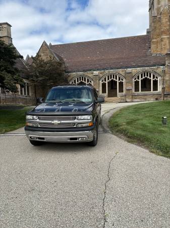 2002 Chevrolet Suburban 2500 LT 4dr 4x2 Automatic — photo 2