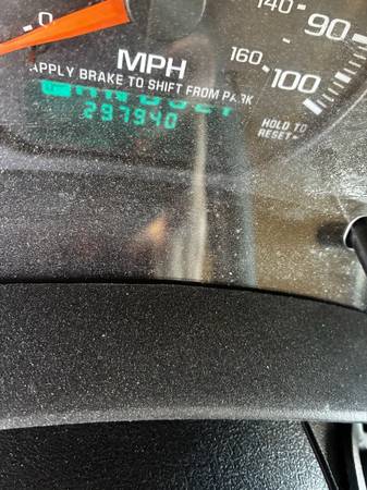 2002 Chevrolet Suburban 2500 LT 4dr 4x2 Automatic — photo 7