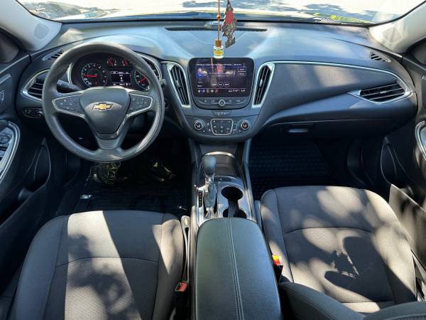 2021 Chevrolet Malibu LT — photo 2