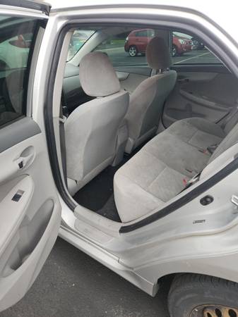 2009 Toyota Corolla LE 4dr Sedan Automatic — photo 2