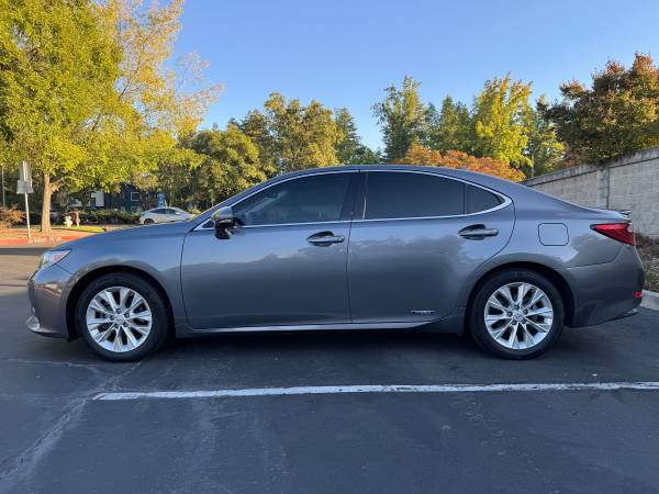 2014 Lexus ES 300h Base — photo 2