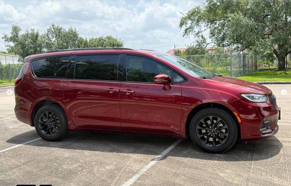 2021 Chrysler Pacifica Limited — photo 2