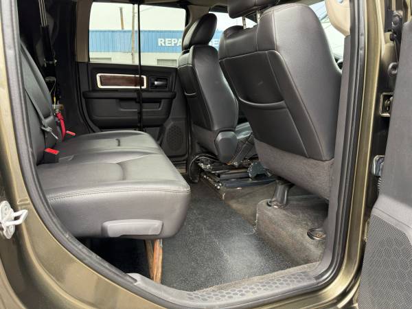 2012 RAM Megacab Laramie — photo 4