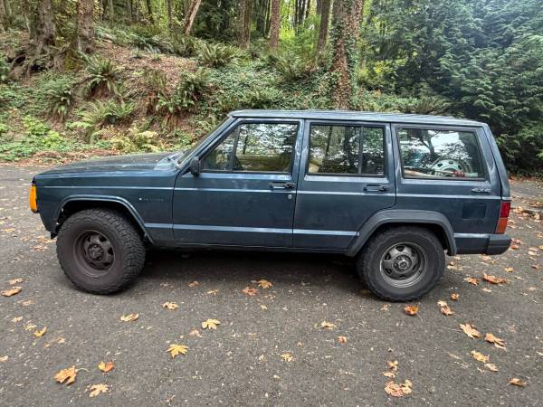 1988 Jeep Cherokee Base 4dr SUV — photo 4