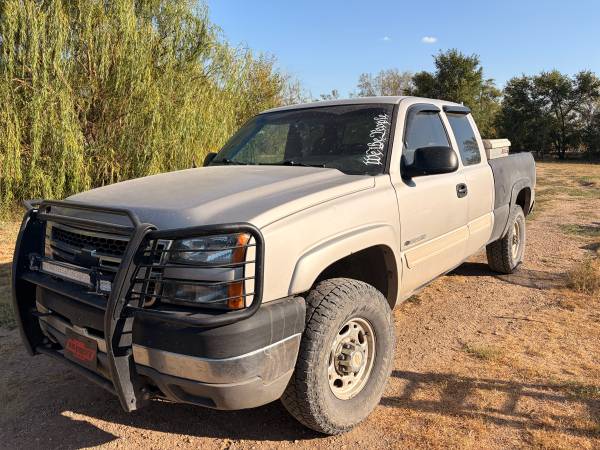 2005 Chevrolet Suburban 2500 LS 4x4 Automatic — photo 1