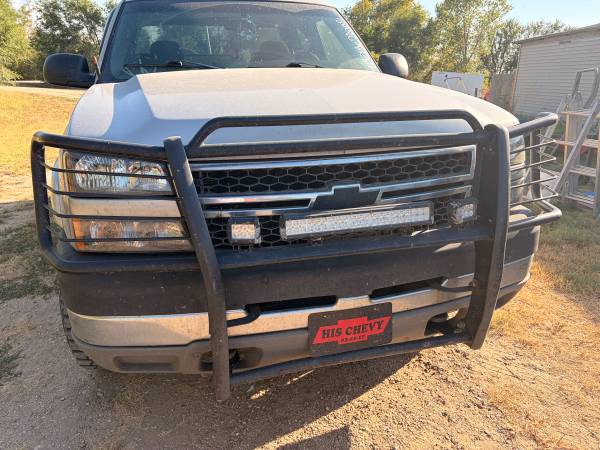 2005 Chevrolet Suburban 2500 LS 4x4 Automatic — photo 2