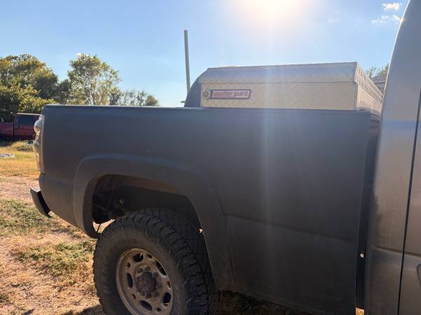 2005 Chevrolet Suburban 2500 LS 4x4 Automatic — photo 3