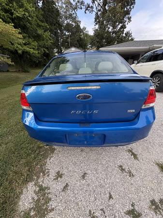2010 Ford Focus SEL 4dr Sedan Manual — photo 7
