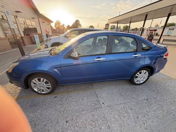 2010 Ford Focus SEL 4dr Sedan Manual — photo 2
