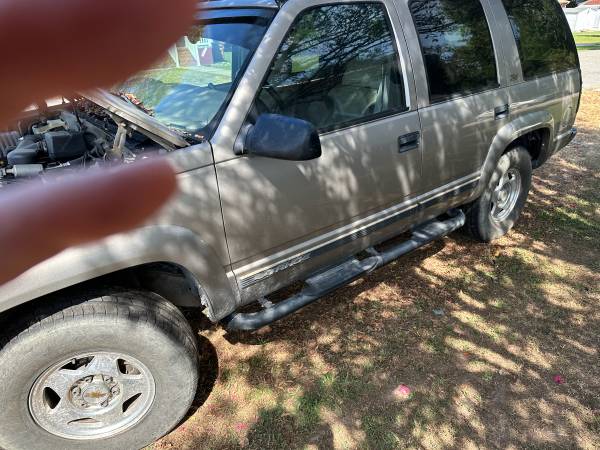 2000 Chevrolet Tahoe All New Base — photo 2