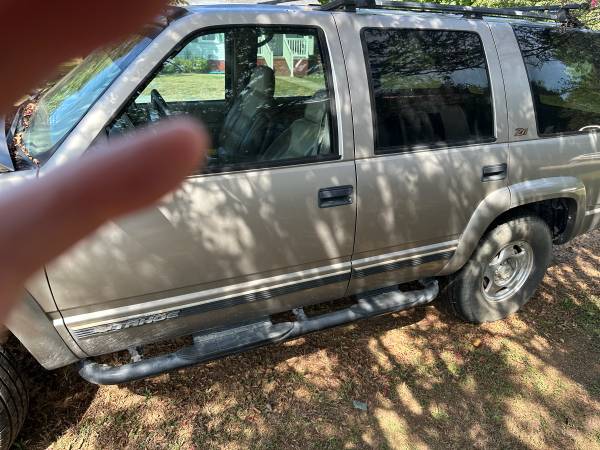 2000 Chevrolet Tahoe All New Base — photo 3
