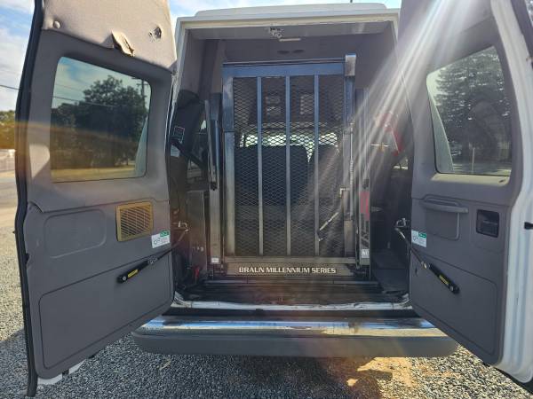 2001 Ford E-350 Super Duty Commercial — photo 12