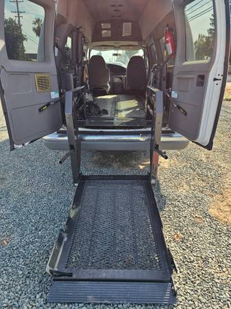 2001 Ford E-350 Super Duty Commercial — photo 9