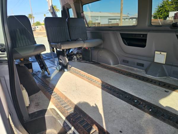 2001 Ford E-350 Super Duty Commercial — photo 11
